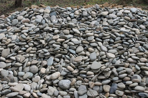 Kamenclub.ru: Галька речная плоская (ассорти) фр. 100-200-300 мм. купить  в Самаре галька плоская разноцветная серый белый темно-серый синий речная галька ландшафтная 8000 руб/т   фото КАМЕНЬ КЛУБ