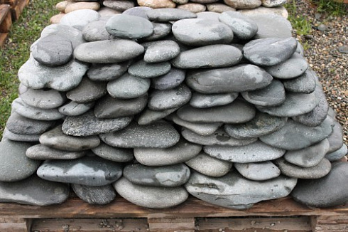 Kamenclub.ru: Галька речная плоская (темно-серая) фр. 100-200-300 мм. купить  в Самаре галька речная плоская темно-серый, серый, синий речной галечник плоский 9000 руб/т   фото КАМЕНЬ КЛУБ