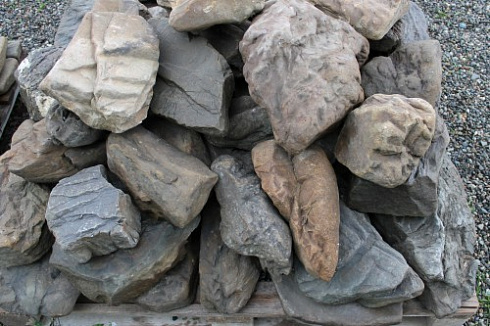 Kamenclub.ru: Песчаник декоративный ландшафтный (фр. 300-500 мм)  купить в Самаре песчаник желтый рыжий серый зеленый валун речной окатанный природный песчаника 4 500 руб/т   фото КАМЕНЬ КЛУБ