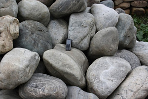 Kamenclub.ru: Речной валун Кабанчик фр.300-500 мм.  купить в Самаре крупный природный камень галька серый, темно-серый речной валун галечник масштабный 7000 руб/т   фото КАМЕНЬ КЛУБ