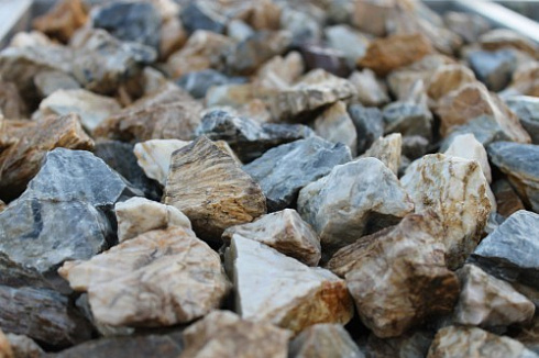 Kamenclub.ru: Мраморная крошка (щебень крошка медовый) фр. 20-40 мм.  купить в Самаре мрамор бежевый рыжий желтый ландшафтная мраморная крошка 12000 руб/т   фото КАМЕНЬ КЛУБ