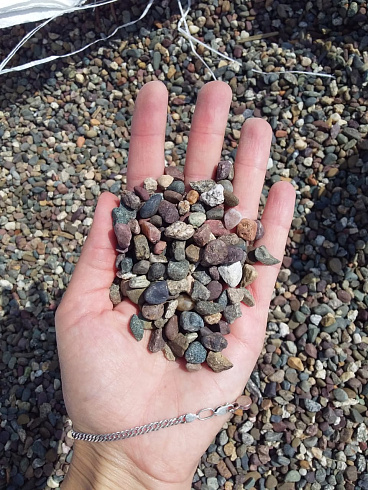 Kamenclub.ru: Галька речная окат цветная фр.5-10 мм. купить  в Самаре галька речная белый, серый, красноватый, синий, темно-серый речная окатанная галька декоративная 6800 руб/т   фото КАМЕНЬ КЛУБ