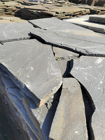 Kamenclub.ru: Песчаник пластушка светло-серый (3,0 см)  купить в Самаре песчаник светло-серый, серый песчаник рваный ландшафтный колотый 13800 руб/м3   фото КАМЕНЬ КЛУБ