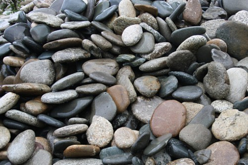 Kamenclub.ru: Галька речная плоская (ассорти) фр. 100-200-300 мм купить  в Самаре галька галечник природный серый, белый темно-серый синий рыжий светло-серый природная галька плоская крупная 8000 руб/т   фото КАМЕНЬ КЛУБ