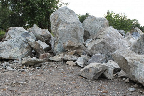 Kamenclub.ru: Змеевик скальник фр. 500-1500 мм.  купить в Самаре змеевик зеленый серый черный глыба скальная колотая 7500 руб/т   фото КАМЕНЬ КЛУБ