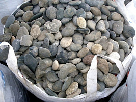 Kamenclub.ru: Галька речная плоская (ассорти) фр. 100-200-300 мм. купить в Самаре галька плоская разноцветная серый белый темно-серый синий речная галька ландшафтная 8000 руб/т   фото КАМЕНЬ КЛУБ
