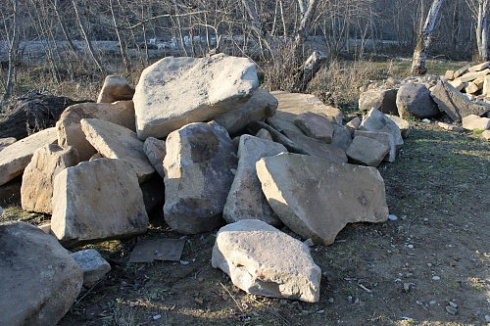 Kamenclub.ru: Песчаник плиты - плахи - пошаговые дорожки (фр. 70-150 мм)  купить в Самаре песчаник серый бежевый желтый зеленый колотый песчаник строительный 6500 руб/т   фото КАМЕНЬ КЛУБ