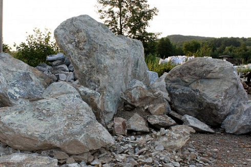 Kamenclub.ru: Змеевик скальник фр. 500-1500 мм.  купить в Самаре змеевик зеленый серый черный глыба скальная колотая 7500 руб/т   фото КАМЕНЬ КЛУБ