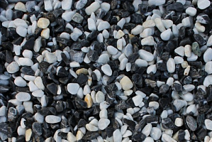 Kamenclub.ru: Мраморная крошка (щебень галтованный микс:белый-черный) фр.10-20 мм.  купить в Самаре мрамор белый, черный окатанные округлые декоративные ландшафтные камни щебня 15500 руб/т   фото КАМЕНЬ КЛУБ