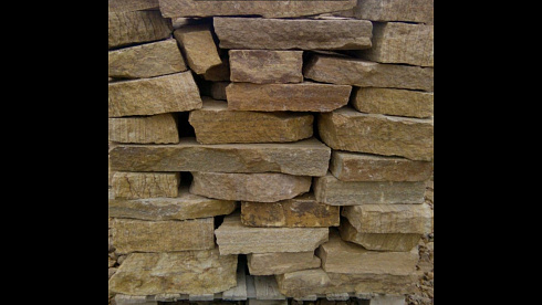 Kamenclub.ru: Песчаник пластушка желтый с рисунком (4-6 см)  купить в Самаре плитняк пластушка желтый с рисунком песчаник 9 000 руб/м3   фото КАМЕНЬ КЛУБ