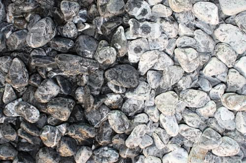 Kamenclub.ru: Щебень галтованный черный (мрамор) фр.20-40 мм.  купить в Самаре мрамор черный с белыми прожилками мрамор окатанный округлый 15000 руб/т   фото КАМЕНЬ КЛУБ