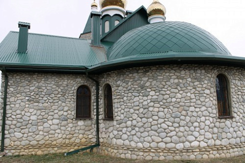 Kamenclub.ru: Галька речная плоская (бело-серая) фр. 100-200-300 мм. купить  в Самаре галька речная плоская серый, белый, бело-серый, серо-белый речная галька плоская  9000 руб/т   фото КАМЕНЬ КЛУБ