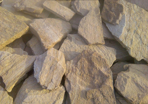 Kamenclub.ru: Песчаник пластушка "фонтанка" желтая (3,0 - 5,0 см)  купить в Самаре песчаник желтая, рыжий, желтый песчаник колотый рваный со сколом облицовочный 16200 руб/м3   фото КАМЕНЬ КЛУБ