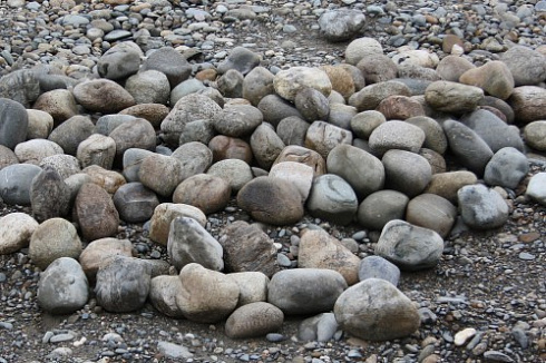 Kamenclub.ru: Речной валун (Ассорти) фр.100-300 мм.  купить в Самаре галечник серый, темно-серый, светло-серый речная галька крупных размеров 4200 руб/т   фото КАМЕНЬ КЛУБ