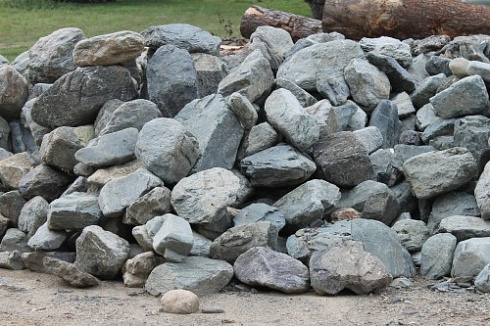 Kamenclub.ru: Гранит скальник (серо-зеленый) фр. 100-500 мм.  купить в Самаре гранит зеленый, серый, салатовый крупный ландшафтный валун 6 000 руб/т   фото КАМЕНЬ КЛУБ