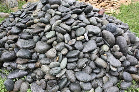 Kamenclub.ru: Темно-серый валунчик фр.100-300 мм.  купить в Самаре крупный природный камень серый, темно-серый, светло-серый речная галька большого размера окатанная 4500 руб/т   фото КАМЕНЬ КЛУБ