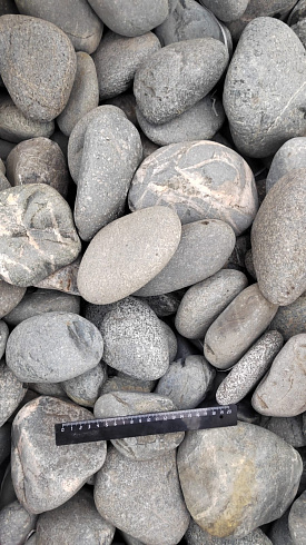 Kamenclub.ru: Галька речная окат (темно-серая) фр. 70-150 мм. купить  в Самаре галька речная темно-серая, синяя, серая речная галька округлая  8000 руб/т   фото КАМЕНЬ КЛУБ