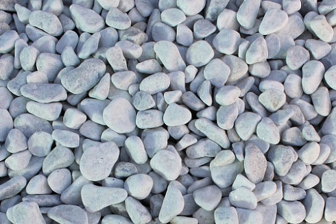 Kamenclub.ru: Щебень галтованный белый (мрамор) фр.5-10 мм.  купить в Самаре мрамор белый, айвори, молочный каменная мраморная декоративная ландшафтная крошка 17000 руб/т   фото КАМЕНЬ КЛУБ