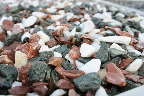 Kamenclub.ru: Мраморная крошка (щебень крошка микс: белый-зеленый-розовый) фр. 10-20 мм.  купить в Самаре мрамор белый, зеленый, розовый декоративный ландшафтный колотый щебень 12000 руб/т   фото КАМЕНЬ КЛУБ