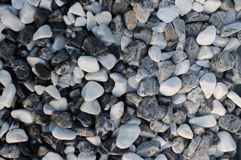 Kamenclub.ru: Мраморная крошка (щебень галтованный микс:: белый-черный) фр.20-40 мм  купить в Самаре мрамор белый, черный мраморный галтованный щебень 15500 руб/т   фото КАМЕНЬ КЛУБ