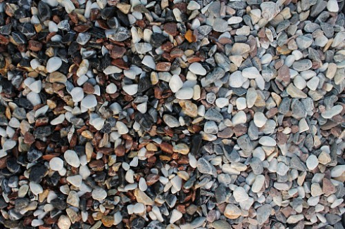 Kamenclub.ru: Мраморная крошка (щебень галтованный микс:белый-черный-розовый-медовый) фр.10-20 мм.  купить в Самаре мрамор белый, медовый, черный, розовый мраморный декоративный ландшафтный окатанный округлый галтованный щебень 15500 руб/т   фото КАМЕНЬ КЛУБ