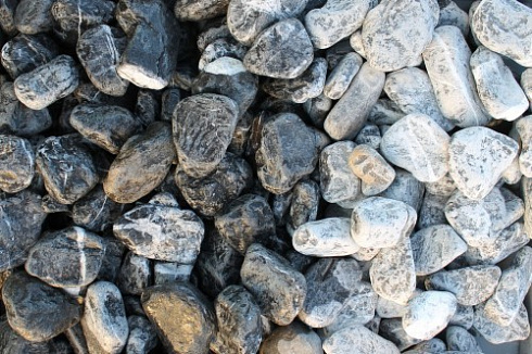 Kamenclub.ru: Щебень галтованный черный (мрамор) фр. 50-100 мм.  купить в Самаре мрамор черный с белыми прожилками щебень ландшафтный мраморный 15000 руб/т   фото КАМЕНЬ КЛУБ