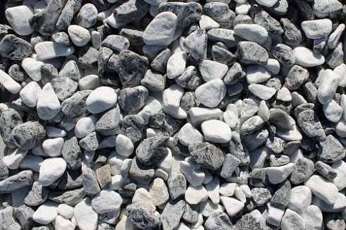 Kamenclub.ru: Мраморная крошка (щебень галтованный микс:: белый-черный) фр.20-40 мм  купить в Самаре мрамор белый, черный мраморный галтованный щебень 15500 руб/т   фото КАМЕНЬ КЛУБ