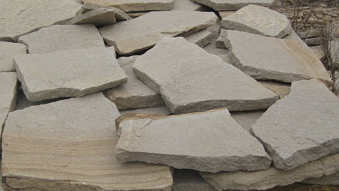 Kamenclub.ru: Песчаник пластушка светло-серый (2,0 см)  купить в Самаре плитняк- ластушка светло-серый, серый рваный ландшафтный плитняк колотый 13800 руб/м3   фото КАМЕНЬ КЛУБ