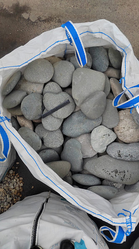 Kamenclub.ru: Галька речная плоская (темно-серая) фр. 70-150 мм. купить  в Самаре галечник природный темно-серый серый синий речная плоская природная окатанная  9000 руб/т   фото КАМЕНЬ КЛУБ