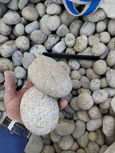 Kamenclub.ru: Галька речная окат (серо-белая) фр. 70-120 мм купить  в Самаре галька галечник бело-серая, серо-белая, серая, белая речная природная галька  8000 руб/т   фото КАМЕНЬ КЛУБ