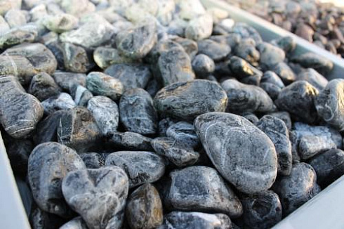 Kamenclub.ru: Щебень галтованный черный (мрамор) фр.20-40 мм.  купить в Самаре мрамор черный с белыми прожилками мрамор окатанный округлый 15000 руб/т   фото КАМЕНЬ КЛУБ