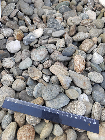 Kamenclub.ru: Галька речная окат (пестрая) фр. 20-40 мм. купить  в Самаре галька речная пестрая, серая, серые оттенки галька речная окатанная округлая 5000 руб/т   фото КАМЕНЬ КЛУБ