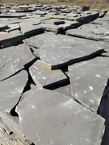 Kamenclub.ru: Песчаник пластушка светло-серый (2,0 см)  купить в Самаре плитняк- ластушка светло-серый, серый рваный ландшафтный плитняк колотый 13800 руб/м3   фото КАМЕНЬ КЛУБ