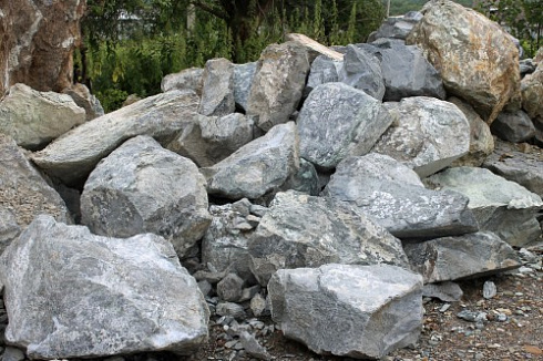 Kamenclub.ru: Змеевик скальник фр. 500-1500 мм.  купить в Самаре змеевик зеленый серый черный глыба скальная колотая 7500 руб/т   фото КАМЕНЬ КЛУБ