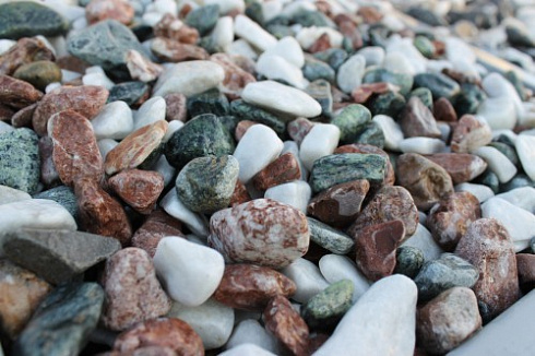 Kamenclub.ru: Мраморная крошка (щебень галтованный микс:белый-зеленый-розовый) фр.20-40 мм.  купить в Самаре мрамор белый, зеленый, розовый мрамор декоративный (галтовка) 15500 руб/т   фото КАМЕНЬ КЛУБ