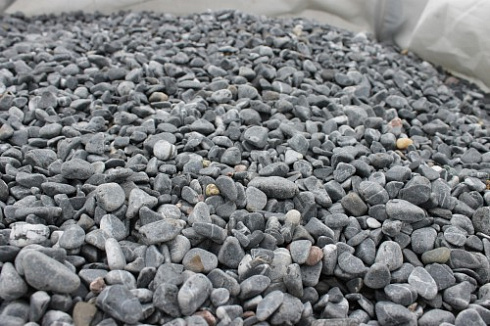Kamenclub.ru: Щебень галтованный черный (мрамор) фр.10-20 мм.  купить в Самаре мрамор черный с белыми прожилками, черный, белый окатанный округлый ландшафтный декоративный щебень 15000 руб/т   фото КАМЕНЬ КЛУБ