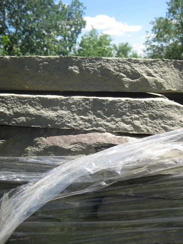 Kamenclub.ru: Песчаник пластушка серо-зеленый (4,0 см- 5,0 см)  купить в Самаре песчаник серо-зеленый, серый, зеленый песчаник рваный ландшафтный колотый 9000 руб/м3   фото КАМЕНЬ КЛУБ