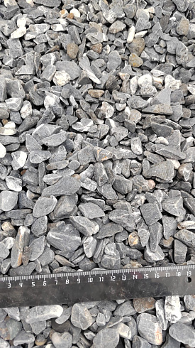 Kamenclub.ru: Щебень галтованный черный (мрамор) фр.10-20 мм.  купить в Самаре мрамор черный с белыми прожилками, черный, белый окатанный округлый ландшафтный декоративный щебень 15000 руб/т   фото КАМЕНЬ КЛУБ