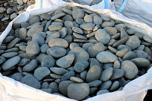 Kamenclub.ru: Галька речная плоская (темно-серая) фр. 100-200-300 мм. купить в Самаре галька речная плоская темно-серый, серый, синий речной галечник плоский 9000 руб/т   фото КАМЕНЬ КЛУБ
