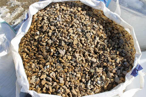 Kamenclub.ru: Щебень крошка желтый (песчаник) фр. 20-40 мм.  купить в Самаре песчаник бежевый рыжий каменная крошка песчаника 9500 руб/т   фото КАМЕНЬ КЛУБ