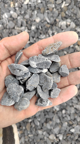 Kamenclub.ru: Щебень галтованный черный (мрамор) фр.10-20 мм.  купить в Самаре мрамор черный с белыми прожилками, черный, белый окатанный округлый ландшафтный декоративный щебень 15000 руб/т   фото КАМЕНЬ КЛУБ