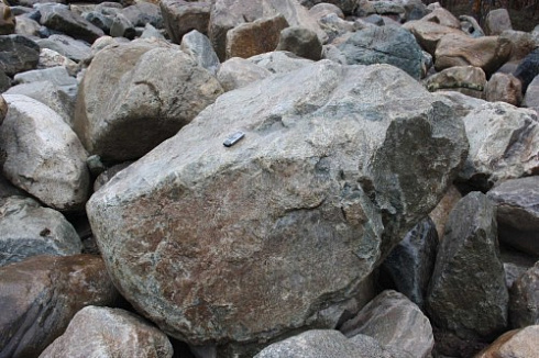 Kamenclub.ru: Гранит скальник (серо-зеленый) фр. 500-1500 мм.  купить в Самаре гранит мрамор  серый зеленый темно-серый глыба скальная колотая ландшафтная 7 500 руб/т   фото КАМЕНЬ КЛУБ