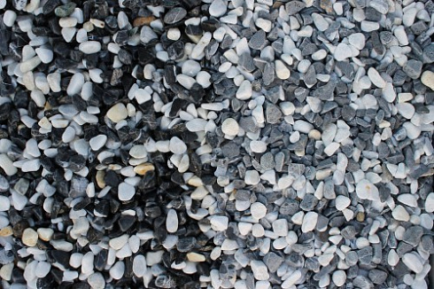 Kamenclub.ru: Мраморная крошка (щебень галтованный микс:белый-черный) фр.10-20 мм.  купить в Самаре мрамор белый, черный окатанные округлые декоративные ландшафтные камни щебня 15500 руб/т   фото КАМЕНЬ КЛУБ