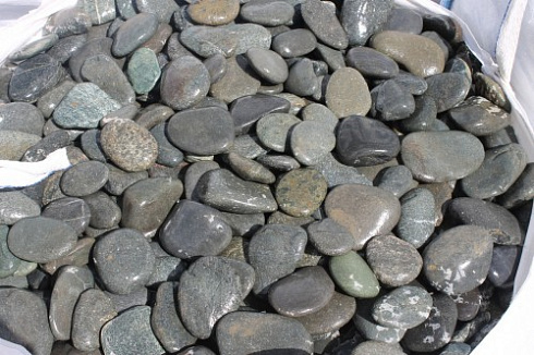 Kamenclub.ru: Галька речная плоская (темно-серая) фр. 100-200-300 мм. купить  в Самаре галька речная плоская темно-серый, серый, синий речной галечник плоский 9000 руб/т   фото КАМЕНЬ КЛУБ