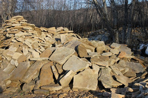 Kamenclub.ru: Песчаник плиты - плахи - пошаговые дорожки (фр. 70-150 мм)  купить в Самаре песчаник серый бежевый желтый зеленый колотый песчаник строительный 6500 руб/т   фото КАМЕНЬ КЛУБ