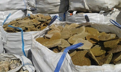 Kamenclub.ru: Песчаник колотый для облицовки (фр. 2-3 см)  купить в Самаре песчаник бежевый серый рыжий песчаник строительный 5000 руб/т   фото КАМЕНЬ КЛУБ