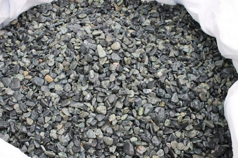 Kamenclub.ru: Щебень галтованный зеленый (змеевик) фр. 20-40 мм.  купить в Самаре мрамор зеленый, салатовый оголтованный щебень мраморный 12500 руб/т   фото КАМЕНЬ КЛУБ