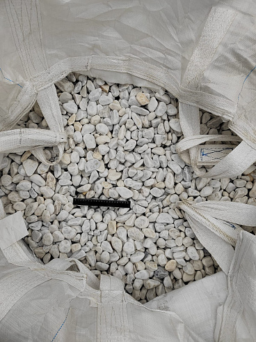 Kamenclub.ru: Мраморная крошка (щебень галтованный белый) фр.40-70 мм.  купить в Самаре мрамор белый молочный айвори окатанный округлый природный камень 17000 руб/т   фото КАМЕНЬ КЛУБ