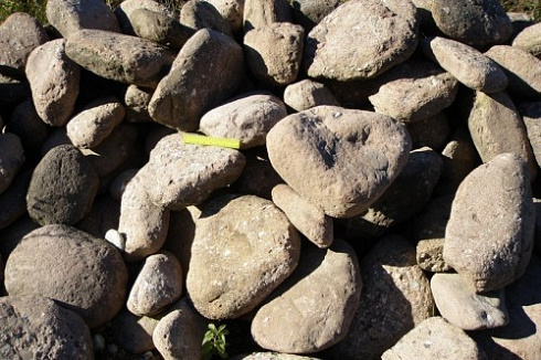 Kamenclub.ru: Конгломераты фр. 300-1000 мм.  купить в Самаре кварц мрамор диабаз коричневый, серый зеленоватый речной валун крупный 6500 руб/т   фото КАМЕНЬ КЛУБ