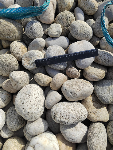 Kamenclub.ru: Галька речная окат (серо-белая) фр. 70-120 мм купить  в Самаре галька галечник бело-серая, серо-белая, серая, белая речная природная галька  8000 руб/т   фото КАМЕНЬ КЛУБ